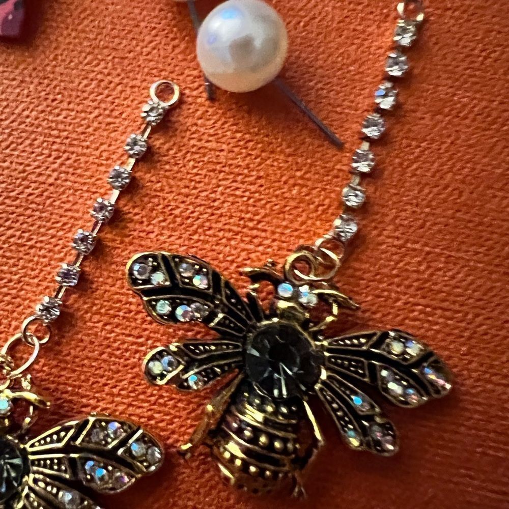 🐝 Betsey Johnson stunning & unique honey bee sparkling dangle earrings 🐝 - Picture 8 of 8